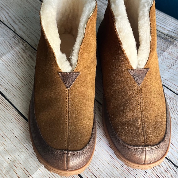 Eddie Bauer Men’s Shearling Lined Suede Slippers | Size 9 - Picture 1 of 4